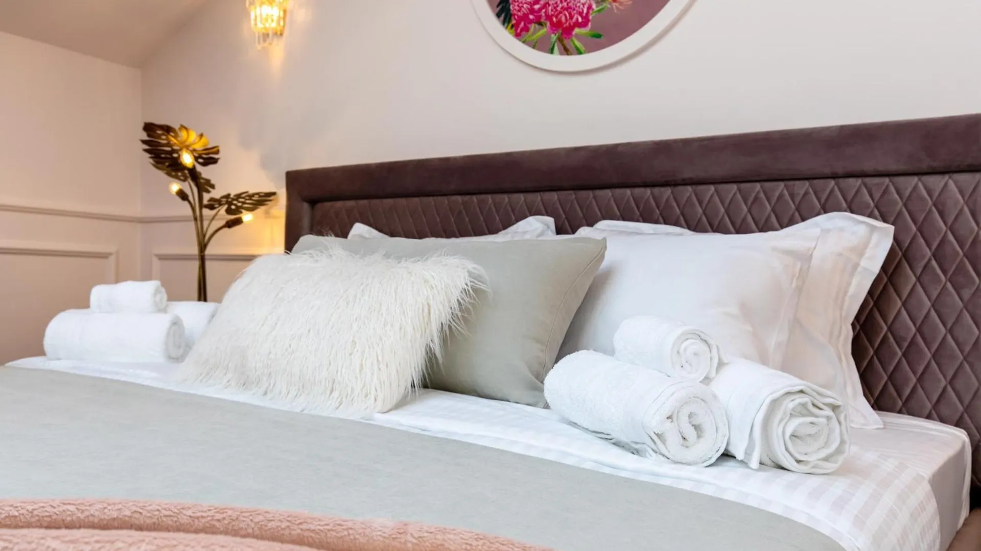 Holt Old Town Luxury Suites Bucharest 0*,