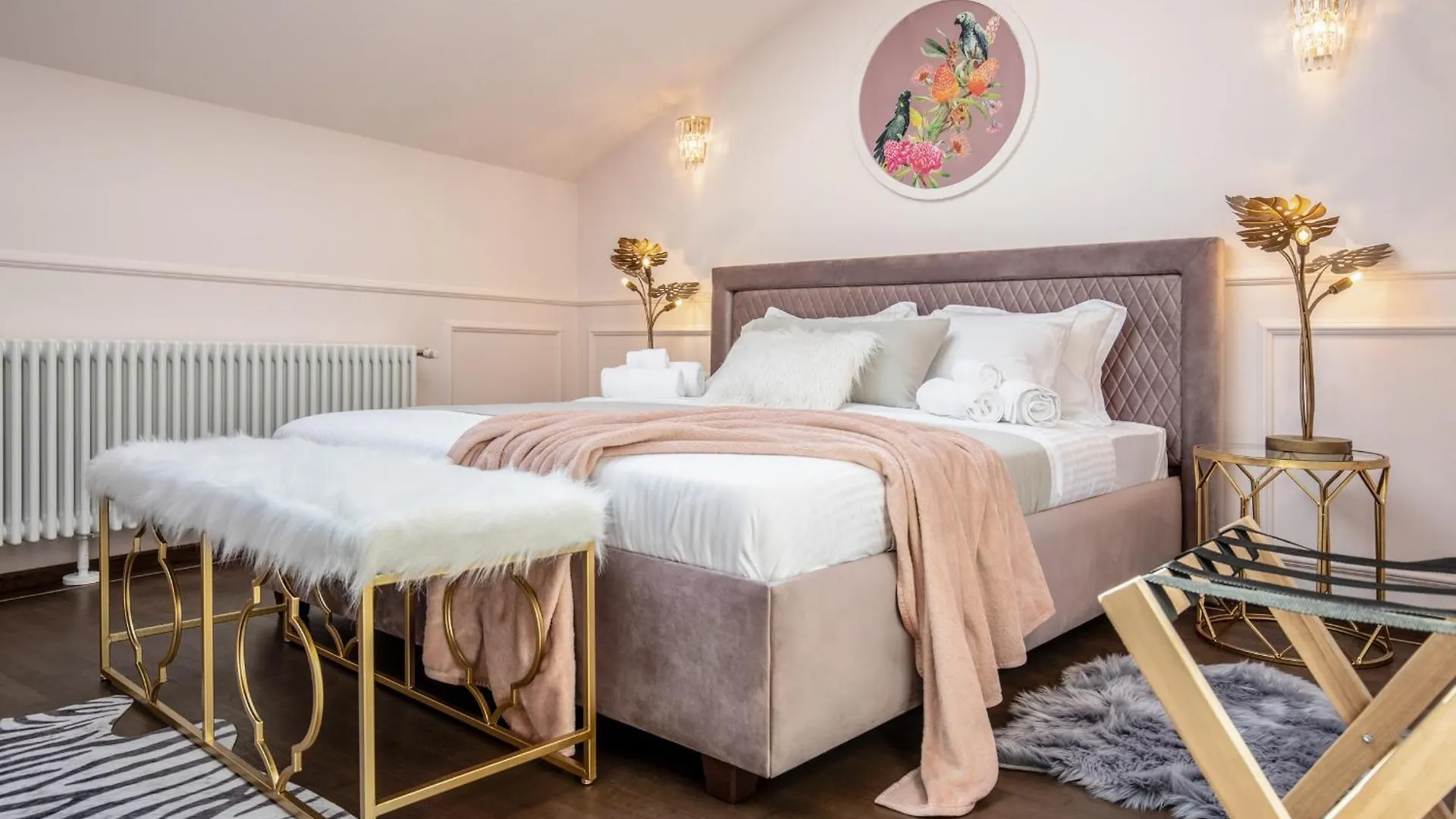 Holt Old Town Luxury Suites Бухарест